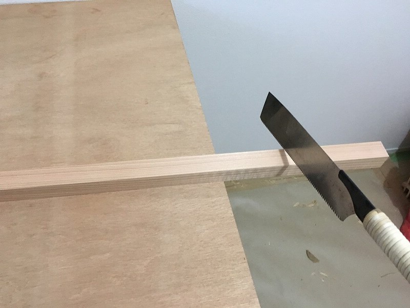 ノコギリで垂直にまっすぐ木材を切るコツ 正しい使い方を1から解説｜DIY熱中教室