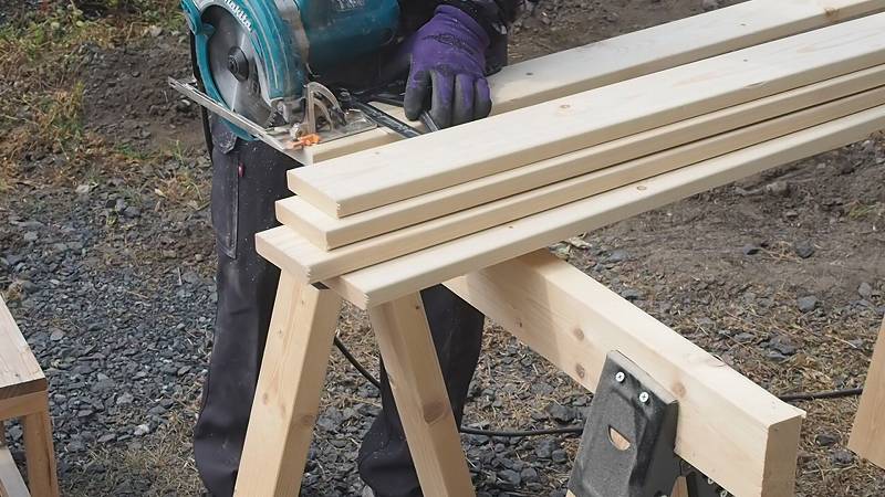 角パイプとSPF材でウッドフェンスを作る　木板　カット