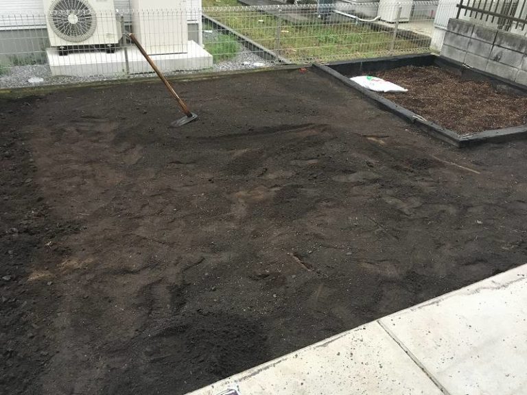 砂利だらけの土をふるいに掛けてグランドカバープランツを植えれるように再生させる【庭づくりDIY1】｜家づくり DIYブログ