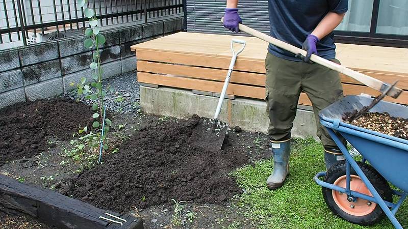 赤玉土と腐葉土で土の改良とデコボコを直す 庭づくりdiy 13 家づくり Diyブログ