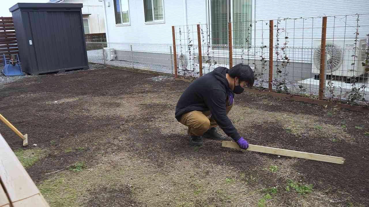 デコボコしたクラピアを庭の土を目土で平らに整地する 庭づくりdiy 25 家づくり Diyブログ